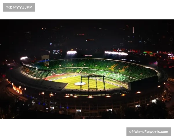 场边镜头:弗赖堡球迷看台展示巨幅TIFO,纪念俱乐部成立120周年。 场边镜头:弗赖堡球迷看台展示巨幅TIFO,纪念俱乐部成立120周年。